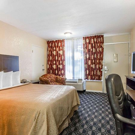 Quality Inn Ada Near University Luaran gambar