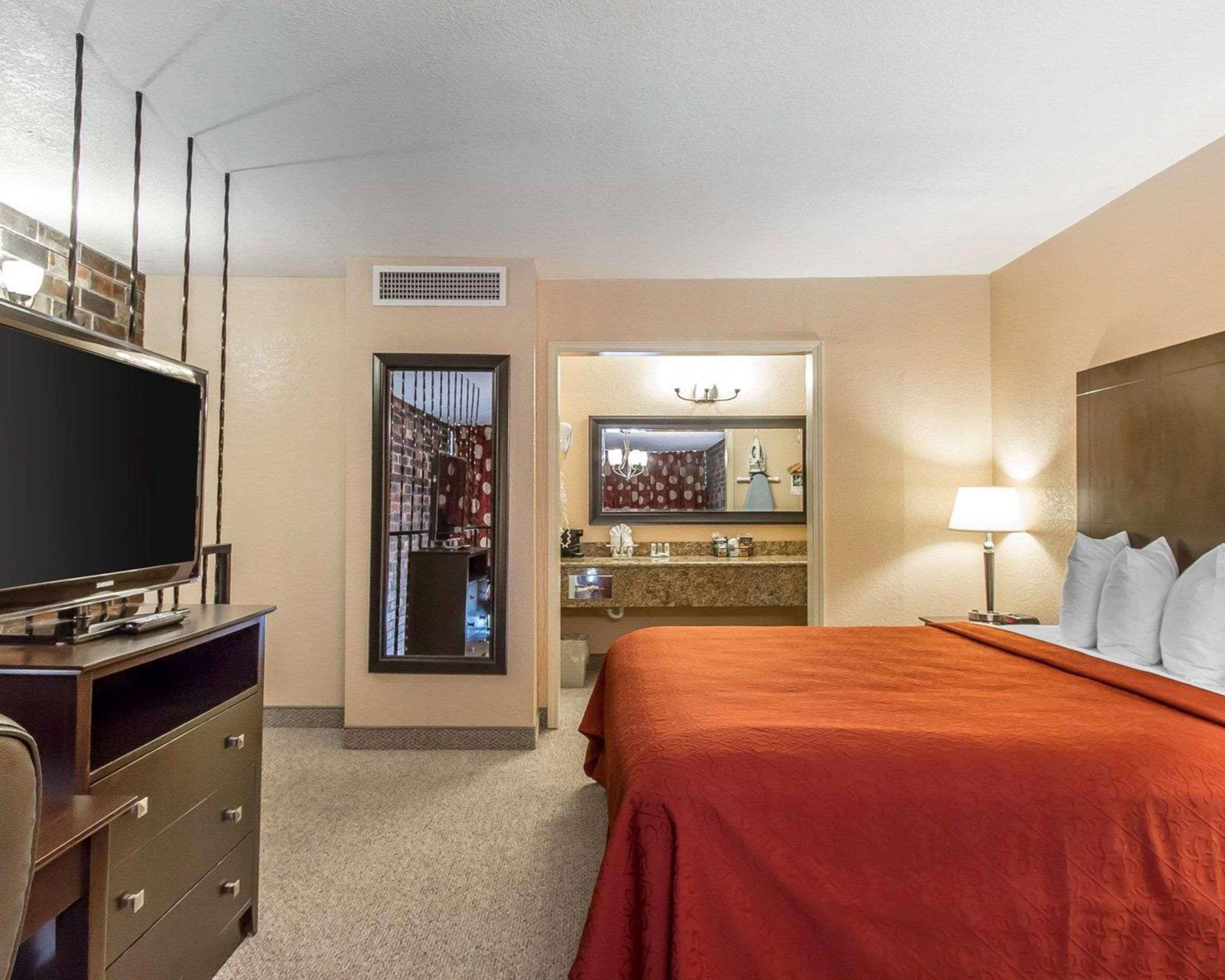 Quality Inn Ada Near University Luaran gambar