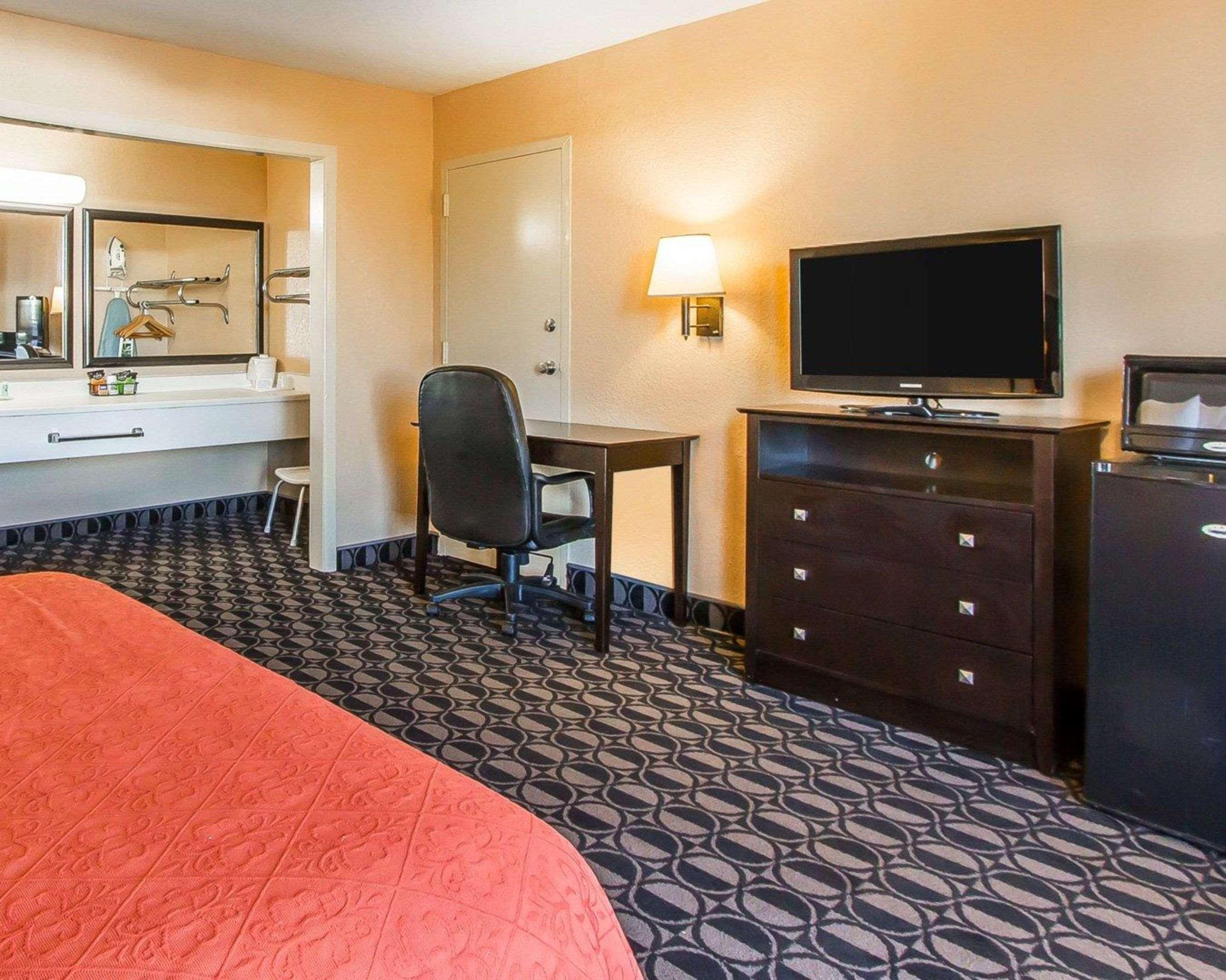 Quality Inn Ada Near University Luaran gambar