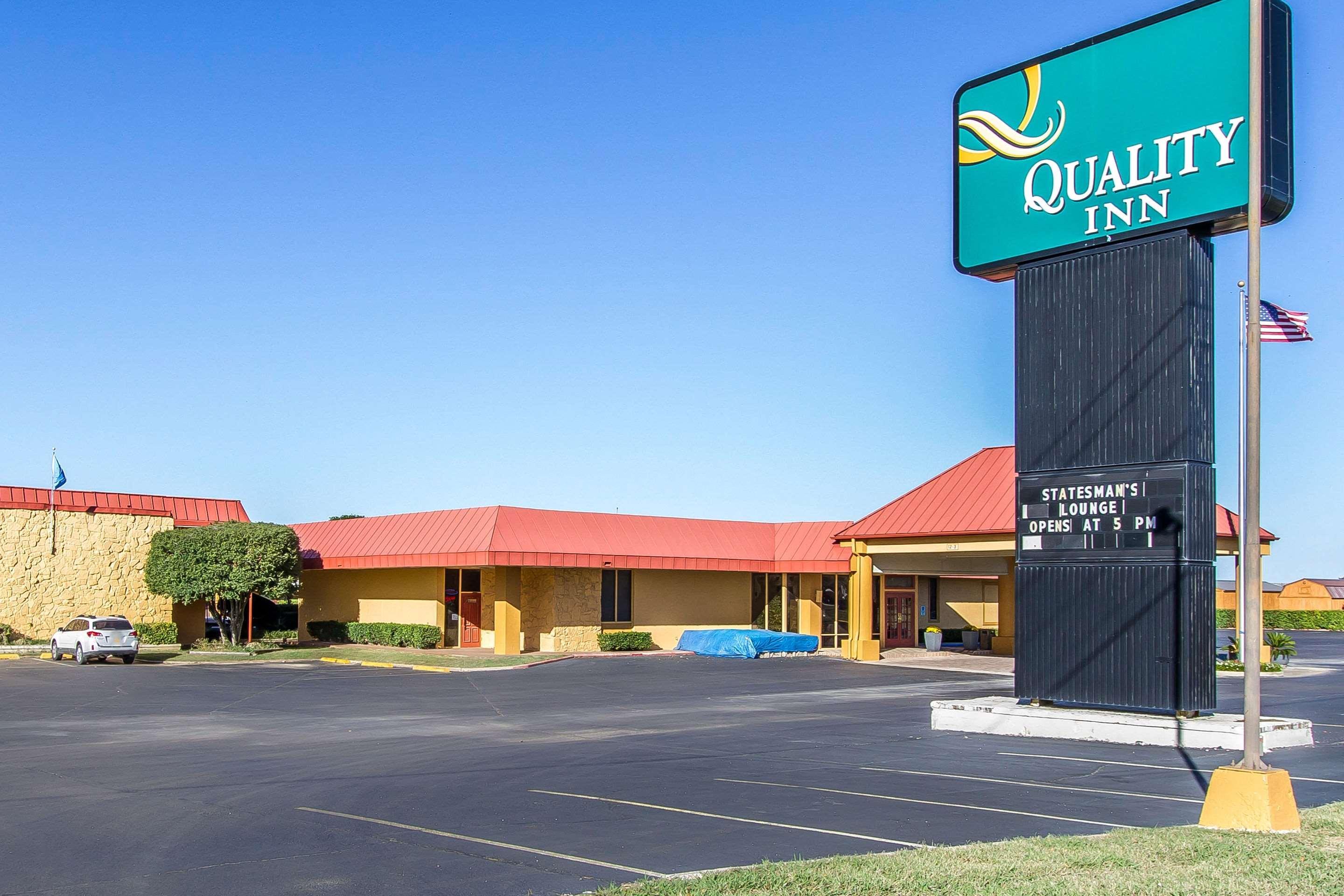 Quality Inn Ada Near University Luaran gambar