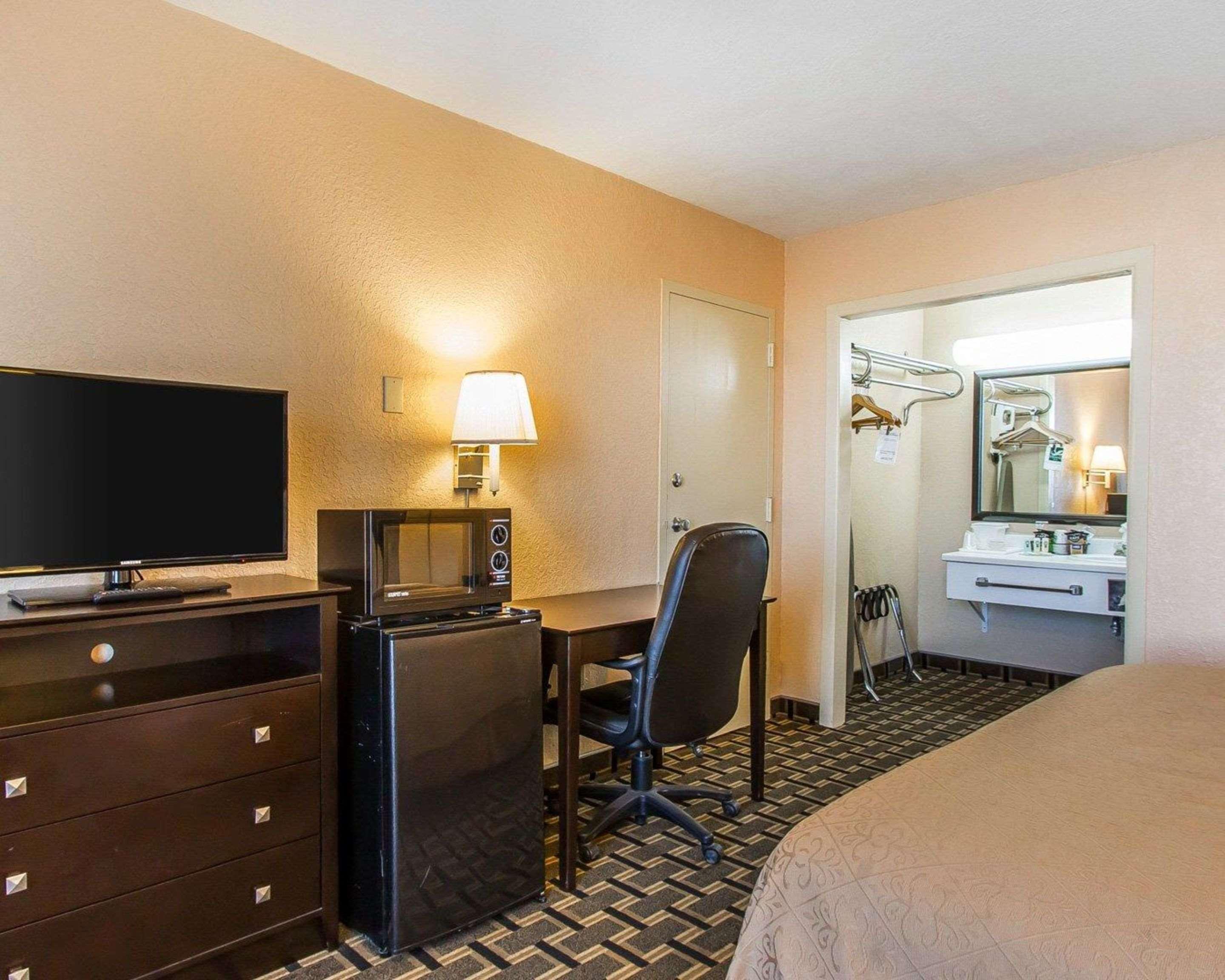 Quality Inn Ada Near University Luaran gambar