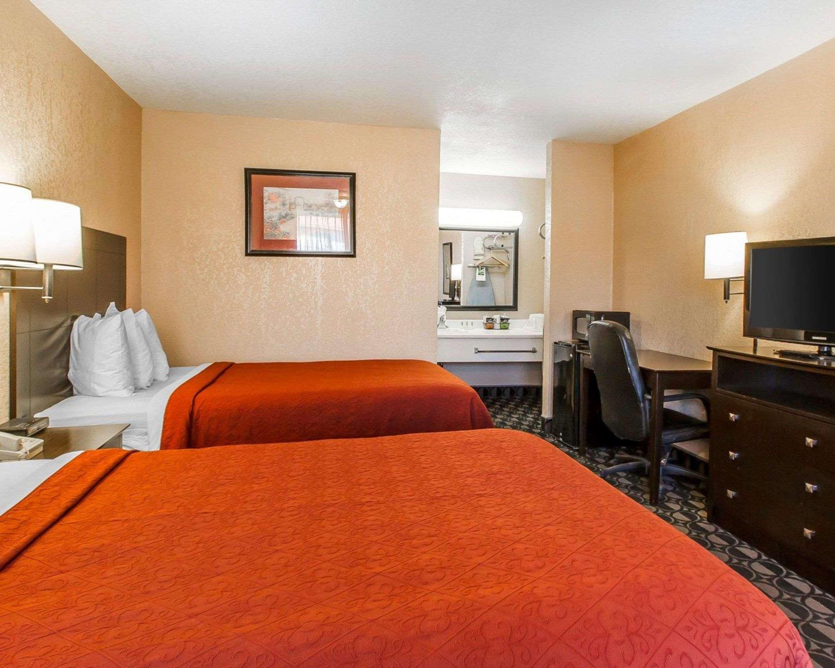 Quality Inn Ada Near University Luaran gambar