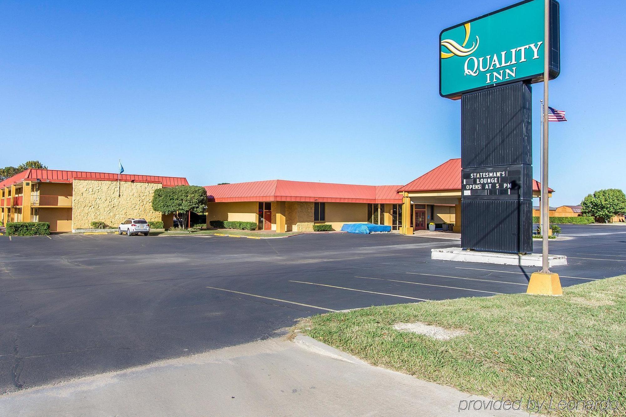 Quality Inn Ada Near University Luaran gambar