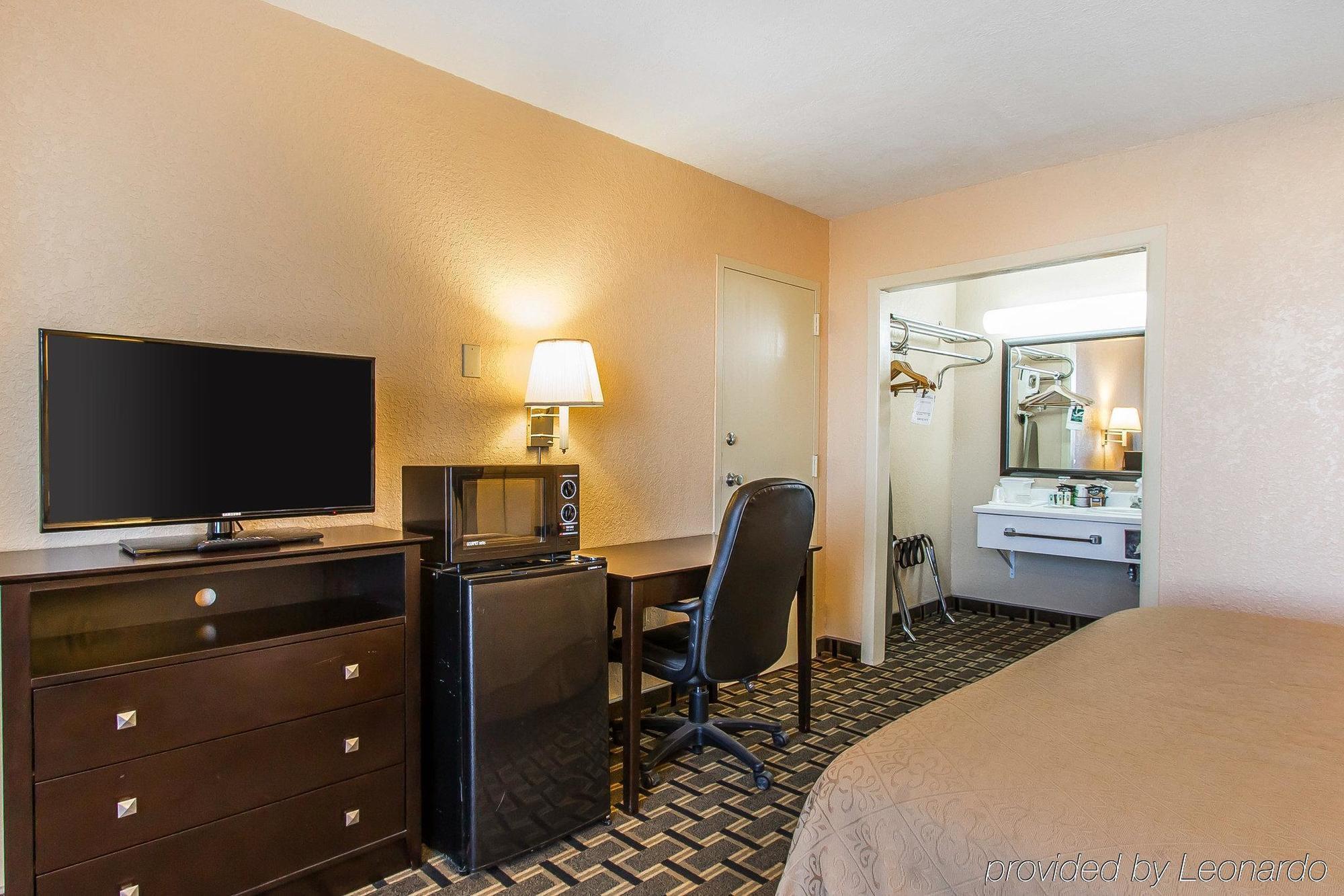 Quality Inn Ada Near University Luaran gambar