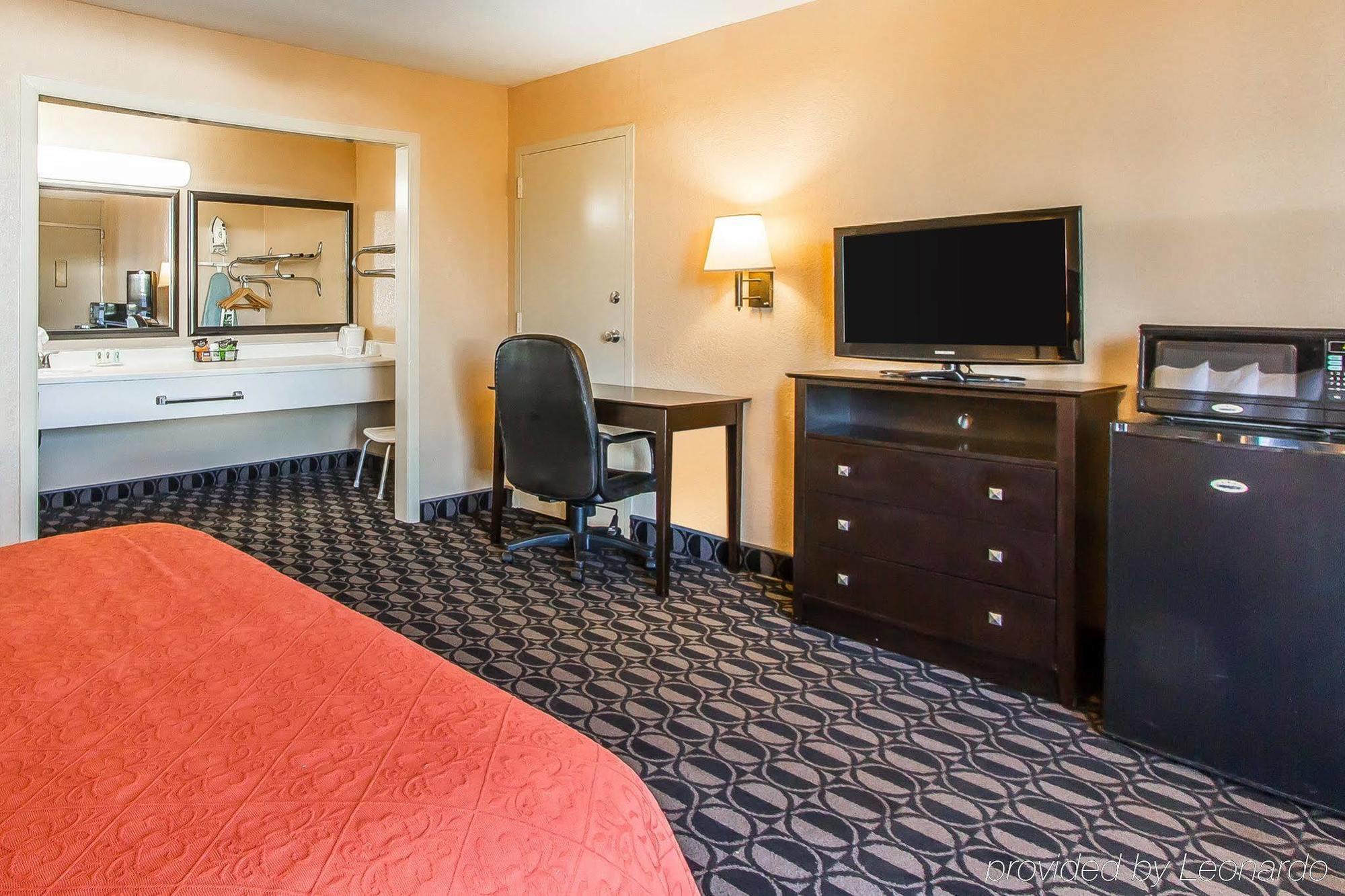 Quality Inn Ada Near University Luaran gambar