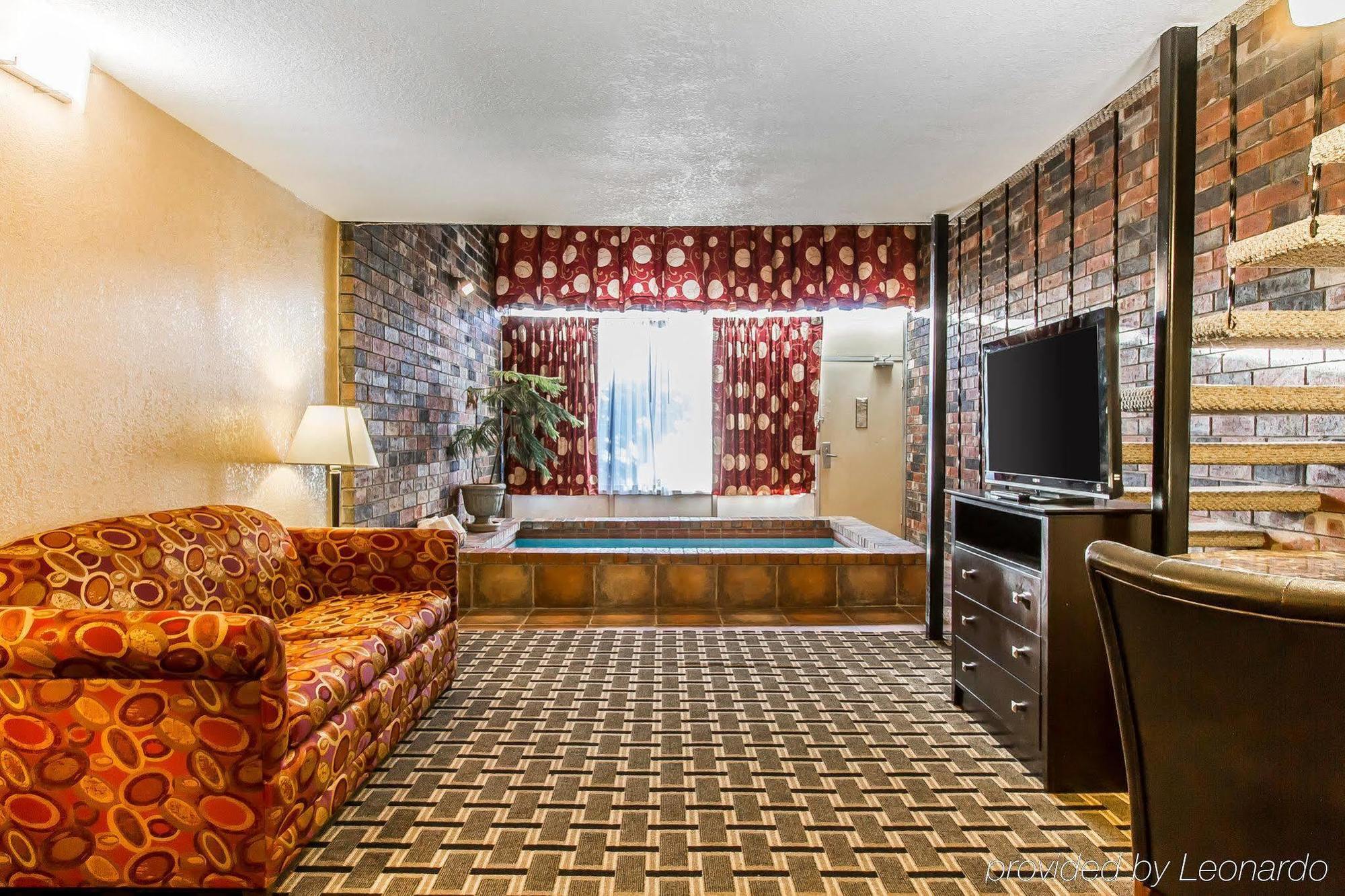 Quality Inn Ada Near University Luaran gambar