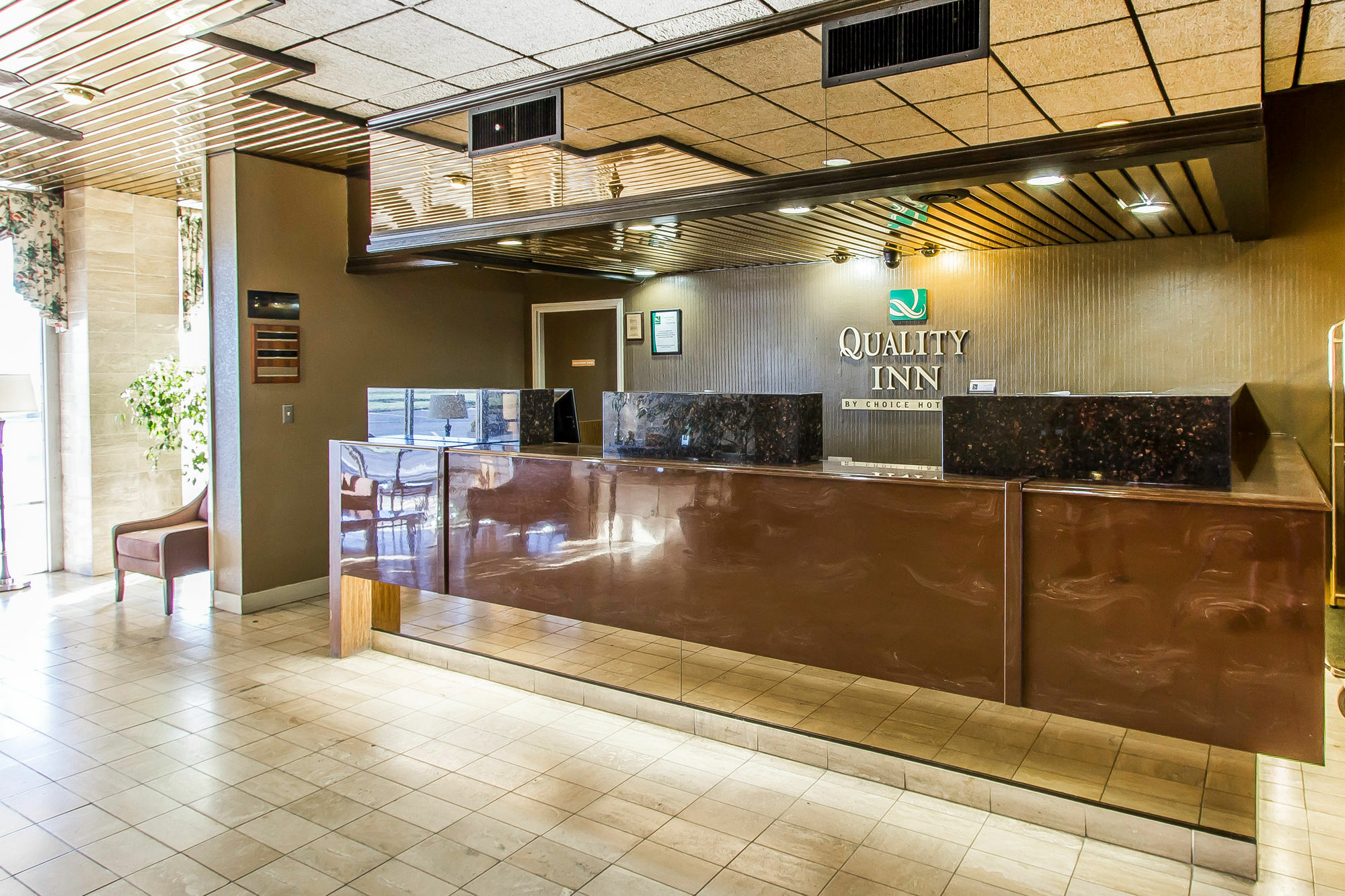 Quality Inn Ada Near University Luaran gambar