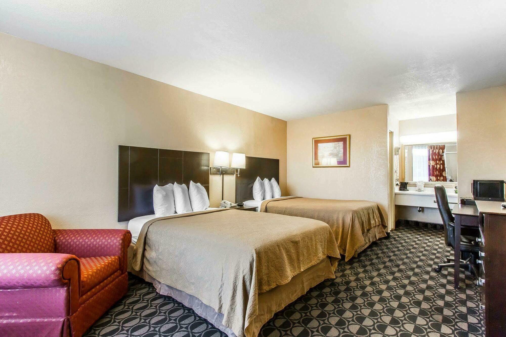 Quality Inn Ada Near University Luaran gambar